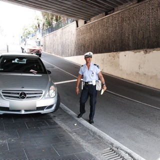 L'auto parcheggiata nel sottopasso L'auto parcheggiata nel sottopasso
