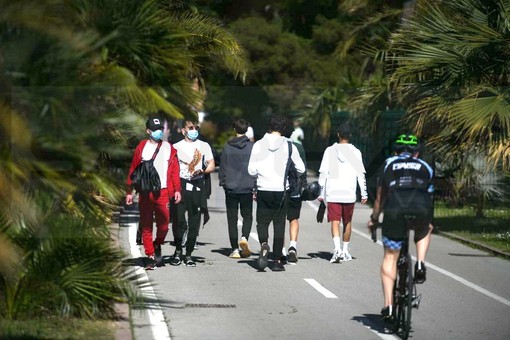 Nuovo weekend di sole e distanziamenti sociali ancora dimenticati: non avrebbe più senso riaprire tutto con regole e controlli serrati? Nuovo weekend di sole e distanziamenti sociali ancora dimenticati: non avrebbe più senso riaprire tutto con regole e controlli serrati?