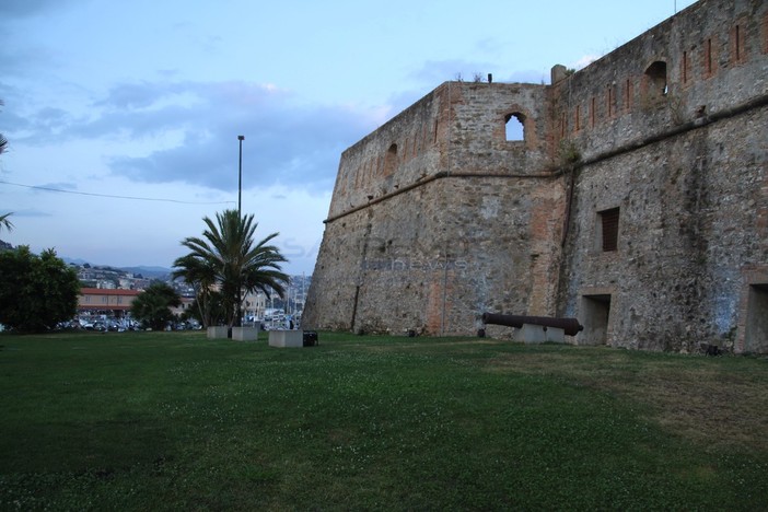 Proiezione luminosa sul Forte di Santa Tecla in occasione della performance dell'artista Marco Nereo Rotelli