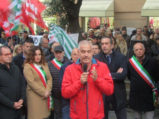 "No alla chiusura del Punto Nascite": Savona manifesta in Piazza Pertini (Foto e video)