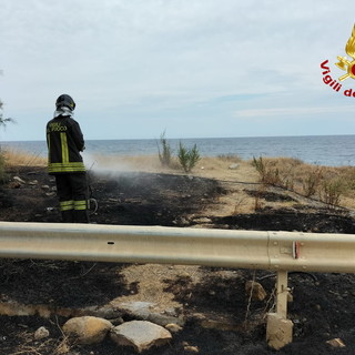 Sanremo: incendio di sterpaglie nella zona della ciclabile a Capo Verde, intervento dei Vigili del Fuoco Sanremo: incendio di sterpaglie nella zona della ciclabile a Capo Verde, intervento dei Vigili del Fuoco