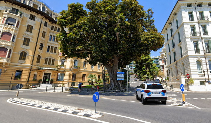 Sanremo, bilico con le travi per il parcheggio di piazza Eroi sbaglia strada e resta incastrato in via Nuvoloni Sanremo, bilico con le travi per il parcheggio di piazza Eroi sbaglia strada e resta incastrato in via Nuvoloni