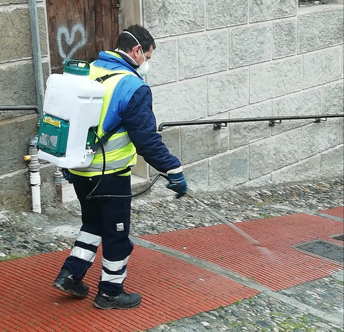 Ventimiglia: proseguirà fino al 4 aprile la sanificazione di marciapiedi e strade, in distribuzione il volantino 'Restate a casa' (Video)