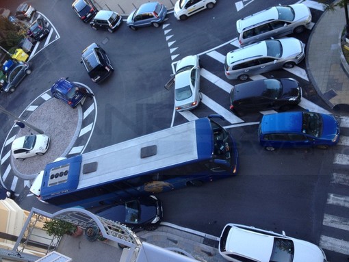 Sanremo: parcheggio 'selvaggio' paradossale oggi pomeriggio in zona Pian di Nave... che vergogna!