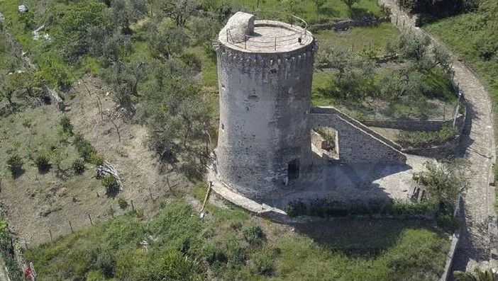 Pompeiana: progetto per un'area da destinare a spettacoli ed eventi alla torre anti barbaresca (Foto) Pompeiana: progetto per un'area da destinare a spettacoli ed eventi alla torre anti barbaresca (Foto)