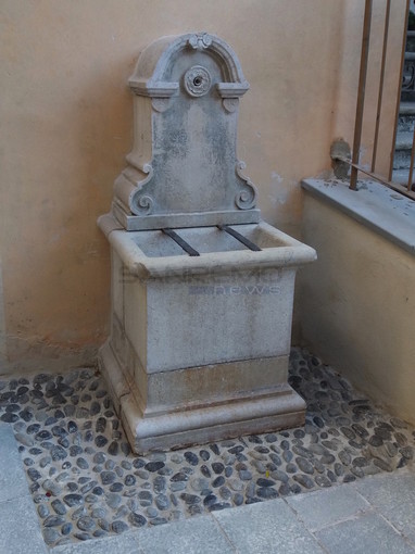 Sanremo: polemica sullo spostamento della fontanella di piazza Santa Brigida. Freddy Colt: “L’hanno messa in ‘galera’ dietro un'inferriata”