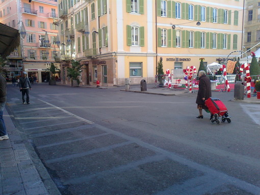 Sanremo: mercatino di corso Mombello, lettore "Perchè non in piazza Borea D'Olmo che è vuota?"