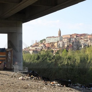Ventimiglia: contrasto al degrado urbano, la Polizia scopre 4 stranieri in uno stabile abbandonato Ventimiglia: contrasto al degrado urbano, la Polizia scopre 4 stranieri in uno stabile abbandonato