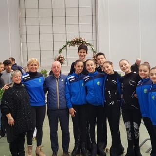Pattinaggio artistico a rotelle. Grande successo al Mercato dei Fiori per una magica esibizione