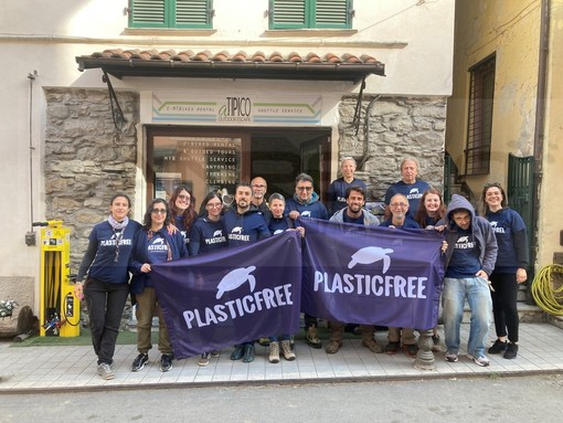 Molini di Triora: copertoni e rifiuti di ogni genere raccolti nei boschi da 'Plastic Free' (Foto) Molini di Triora: copertoni e rifiuti di ogni genere raccolti nei boschi da 'Plastic Free' (Foto)