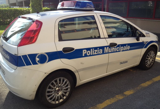 Sanremo: continua anche a Natale la lotta della Polizia Municipale contro il commercio abusivo Sanremo: continua anche a Natale la lotta della Polizia Municipale contro il commercio abusivo