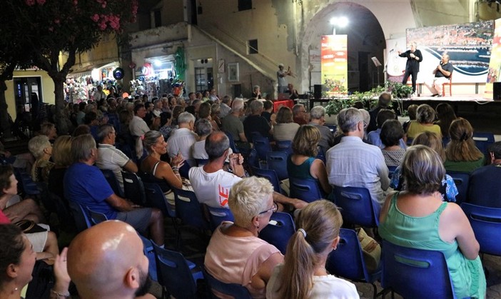 Riva Ligure: grande successo per Alberto Patrucco ospite di Sale In Zucca (Foto) Riva Ligure: grande successo per Alberto Patrucco ospite di Sale In Zucca (Foto)