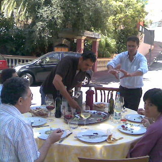 Arma di Taggia: tre amici (diventati poi 9) in mezzo alla strada a mangiare