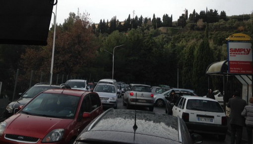 Imperia: parcheggio 'selvaggio' in via Ivanoe Amoretti, questa mattina moltissime le proteste