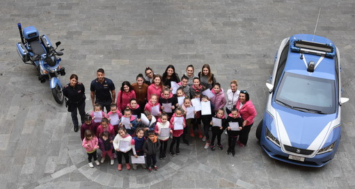 Imperia: ‘Poliziotto per un giorno’, le allieve della Scuola di danza ‘Il Cerchio d’Oro’ in visita alla Questura