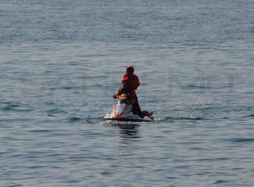 Sanremo: torna anche quest'anno l'importante presidio dei Vigili del Fuoco con la moto d'acqua in mare