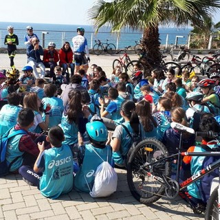 Sanremo: una 'pedalata' in attesa della 'Classicissima' per gli alunni dell'Istituto 'Italo Calvino' Sanremo: una 'pedalata' in attesa della 'Classicissima' per gli alunni dell'Istituto 'Italo Calvino'