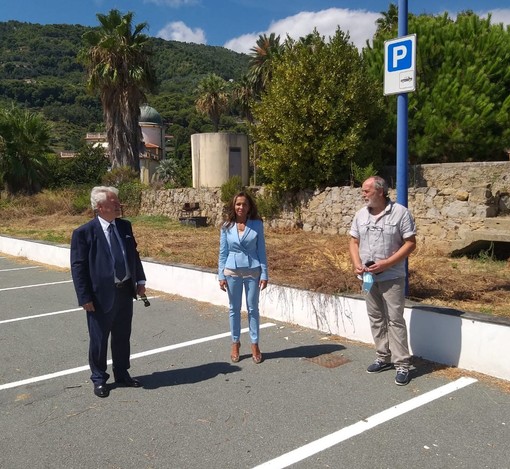 Ventimiglia: con l'arrivo dell'illuminazione pubblica è stato ufficialmente aperto il nuovo posteggio di Latte Ventimiglia: con l'arrivo dell'illuminazione pubblica è stato ufficialmente aperto il nuovo posteggio di Latte