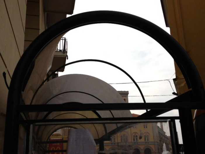 Imperia: tetto di una pensilina rotto in piazza Dante, intervento di un nostro lettore Imperia: tetto di una pensilina rotto in piazza Dante, intervento di un nostro lettore