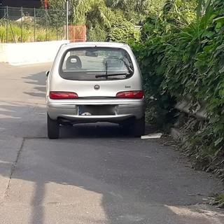 L'auto posteggiata male