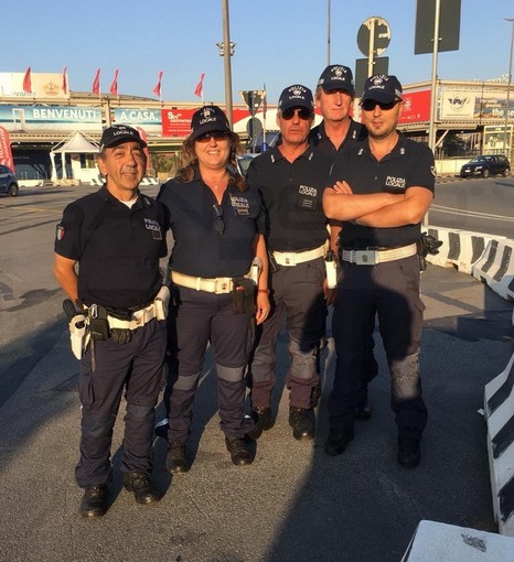 Cinque agenti della Municipale di Sanremo da questa mattina a Genova a supporto dei colleghi (Foto) Cinque agenti della Municipale di Sanremo da questa mattina a Genova a supporto dei colleghi (Foto)