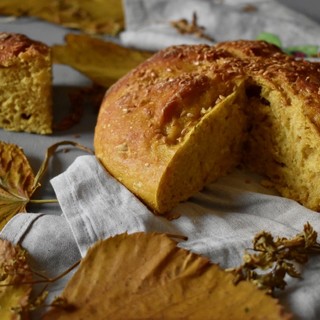 La ricetta antispreco de I Deplasticati si tinge d'autunno: oggi prepariamo il pane alla zucca