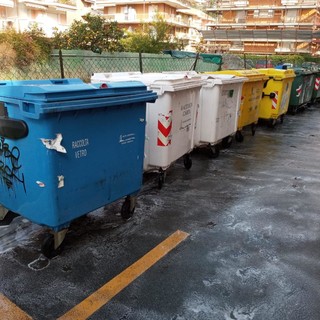 Ventimiglia: serie di interventi di pulizia e sanificazione attorno alle isole ecologiche della città (Foto)