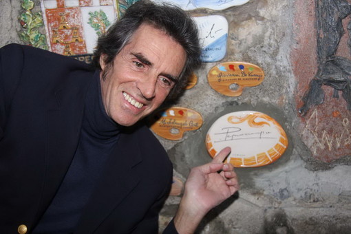 Ecco il regista Pepi Morgia e la sua 'piastrella' sul muretto di Alassio Ecco il regista Pepi Morgia e la sua 'piastrella' sul muretto di Alassio