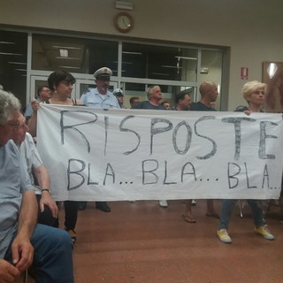 Ventimiglia: applausi e striscioni inframezzano il Consiglio Comunale nella rovente discussione sull’emergenza migranti (Video) Ventimiglia: applausi e striscioni inframezzano il Consiglio Comunale nella rovente discussione sull’emergenza migranti (Video)