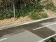 Sanremo: perdita d'acqua che finisce sulla pista ciclabile ai 'Tre Ponti'... e che odori insopportabili!