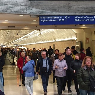 Il flusso di turisti in arrivo alla stazione di Sanremo