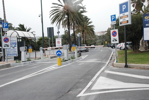 Sanremo: l'Amministrazione vuole reintrodurre il parcheggio con le sbarre sul lungomare Italo Calvino