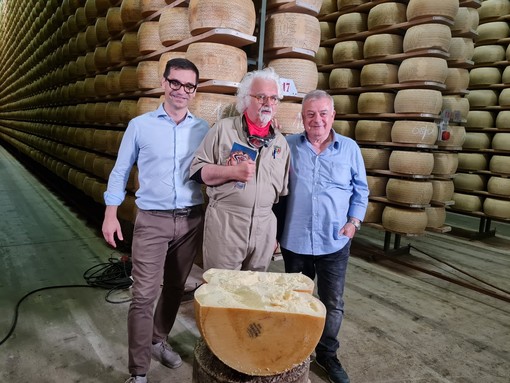 Il caseificio Alberti su Rete 4 per il programma televisivo 'Slow Tour Padano' condotto da Patrizio Roversi (foto) Il caseificio Alberti su Rete 4 per il programma televisivo 'Slow Tour Padano' condotto da Patrizio Roversi (foto)