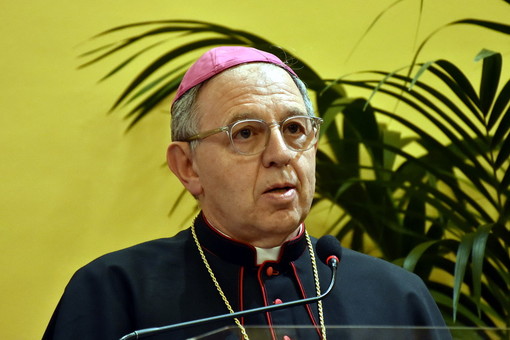 Il messaggio di auguri del Vescovo Antonio Suetta "Molte le tenebre del mondo, che la luce del Natale porti la pace"