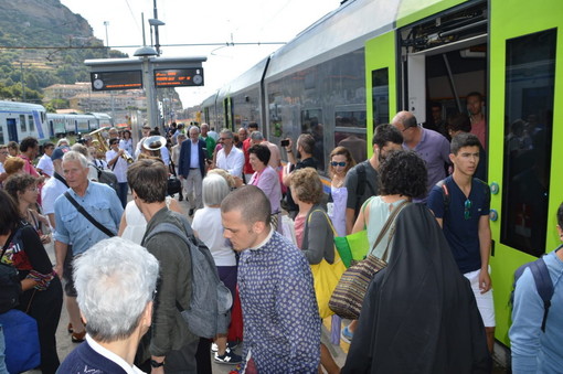 Trasporti tra Liguria e Piemonte: oggi il primo Cuneo-Ventimiglia, per Berrino e Balocco la Francia ci boicotta sul turismo (Foto e Video) Trasporti tra Liguria e Piemonte: oggi il primo Cuneo-Ventimiglia, per Berrino e Balocco la Francia ci boicotta sul turismo (Foto e Video)