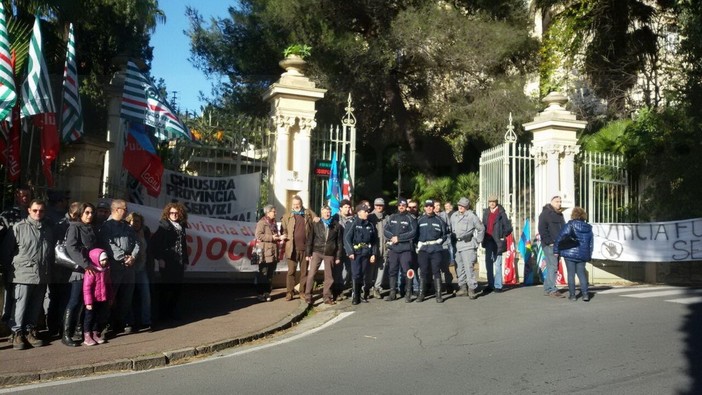 Mobilitazione in provincia ad Imperia: iniziato il presidio sotto la prefettura, quindi l'Assemblea Mobilitazione in provincia ad Imperia: iniziato il presidio sotto la prefettura, quindi l'Assemblea