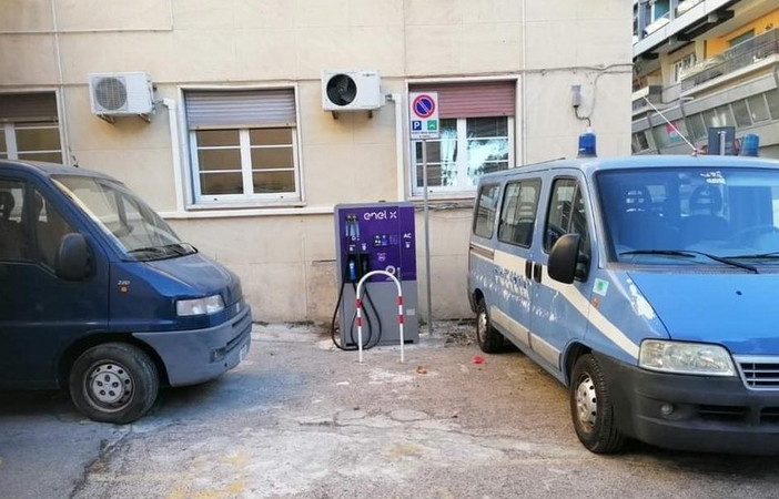 Ventimiglia: mezzi della Polizia di Frontiera di fronte alla colonnina di ricarica, diatriba con il Comune