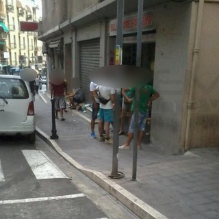Sanremo: lite tra due tunisini questo pomeriggio all'inizio di via Martiri, intervento dei Carabinieri