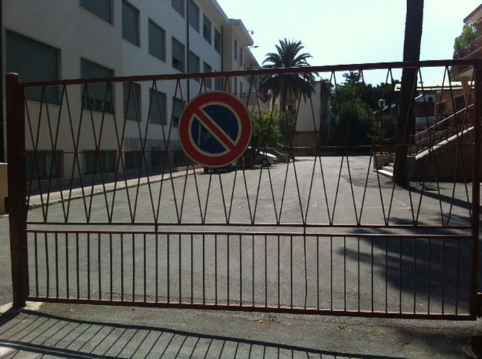 Bordighera: “Parcheggio chiuso perché serve da rifugio in caso di terremoto”, scatta la protesta di commercianti e residenti Bordighera: “Parcheggio chiuso perché serve da rifugio in caso di terremoto”, scatta la protesta di commercianti e residenti