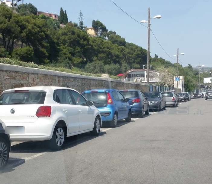 Sanremo: parcheggio 'selvaggio' sul lungomare di Bussana, la richiesta di chiarimenti di un lettore (Foto)