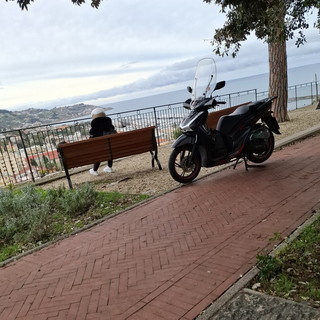 Sanremo: piazza Castello, mattoni già danneggiati nei giardini appena rifatti, scooter sui viali e mancano controlli efficaci