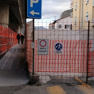 Ventimiglia: due passerelle 'a sbalzo' sul lungofiume sul tratto di cantiere vicino al passaggio a livello di via Tenda (Foto)