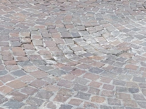 Sanremo: porfido di via Asquasciati in pessime condizioni, gravi rischi soprattutto per gli scooter (Foto) Sanremo: porfido di via Asquasciati in pessime condizioni, gravi rischi soprattutto per gli scooter (Foto)