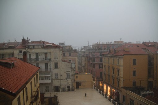 La pioggia in centro a Sanremo