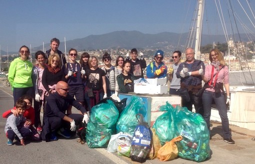 Dalla Svezia a Sanremo: domenica scorsa il 'Plogging' sul porto vecchio, raccolti 60 Kg di 'rumenta' in mare Dalla Svezia a Sanremo: domenica scorsa il 'Plogging' sul porto vecchio, raccolti 60 Kg di 'rumenta' in mare