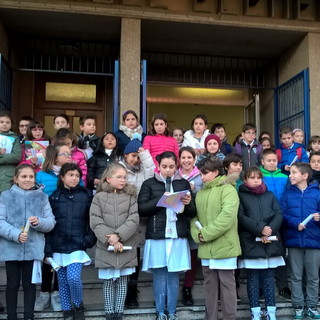 Ventimiglia: Giornata dei Diritti Umani, gli alunni di Nervia si sono trasformati in piccoli artisti Ventimiglia: Giornata dei Diritti Umani, gli alunni di Nervia si sono trasformati in piccoli artisti