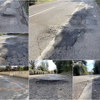 Alcune delle buche più pericolose sulla pista ciclabile