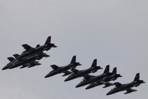 Sanremo: rumore d'aerei nel cielo, sono le Frecce Tricolori in prova