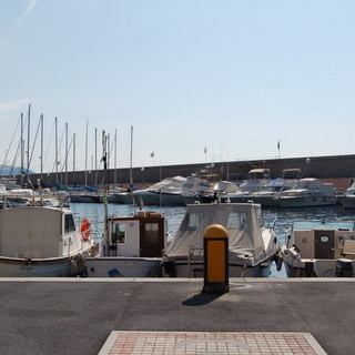 Bordighera: 11 motori 'fuoribordo' rubati in due notti dal porto della città delle palme