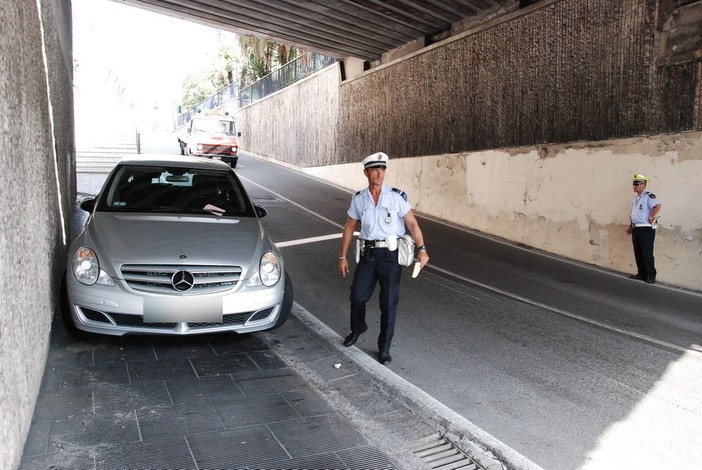 L'auto parcheggiata nel sottopasso L'auto parcheggiata nel sottopasso